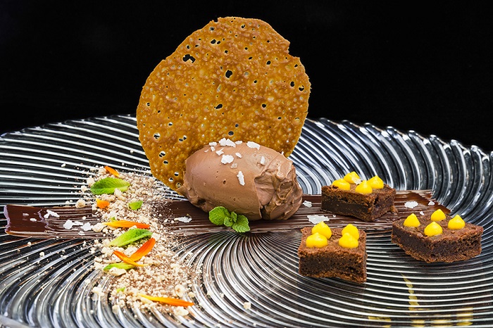 Postre de chocolate elaborado por el chef Bruno Lombán con helado Revuelta